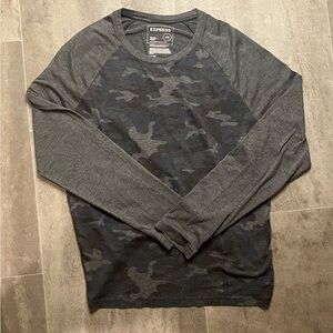 Express Men's Dark Gray Camo Long Sleeve Tee